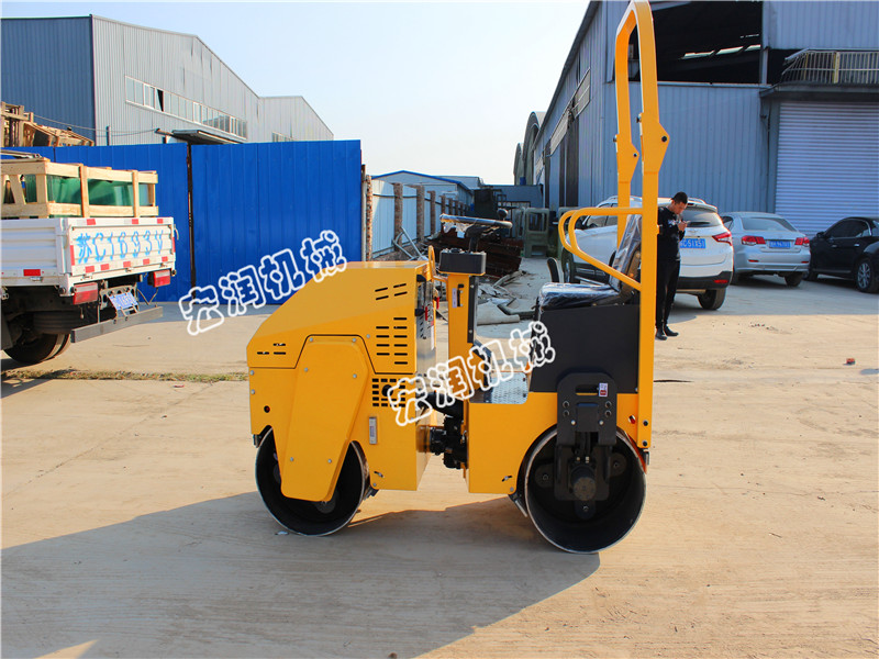 小型振動(dòng)壓路機